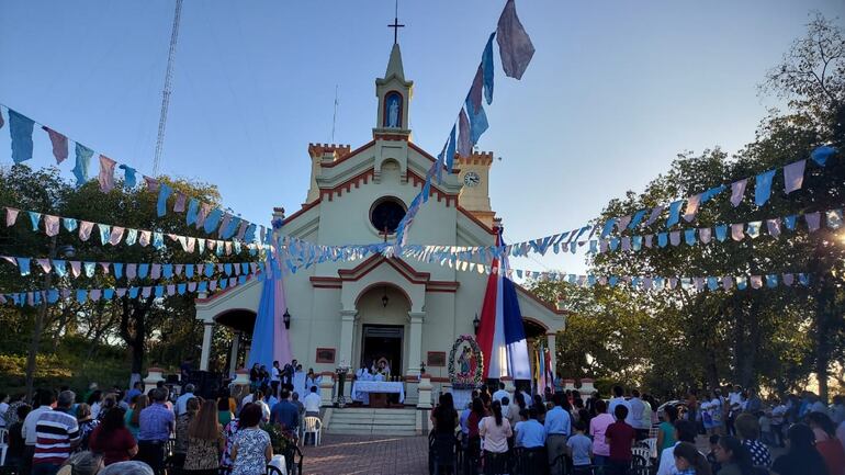 Misa central en la explanada de la catedral en Fuerte Olimpo, presidida por el obispo Gabriel Escobar.
