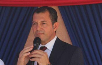 Carlos Giménez (ANR, cartista, renunció ayer al cargo de gobernador del departamento de San Pedro. Dimitió porque es candidato a senador por el Partido Colorado.