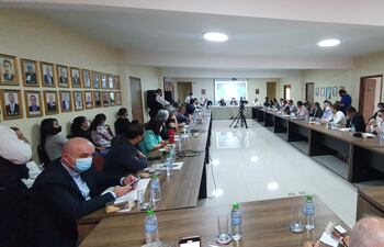 Los parlamentarios se reúnen en estos momentos con autoridades locales y representantes de gremios para debatir sobre el proyecto de ley de régimen de turismo.