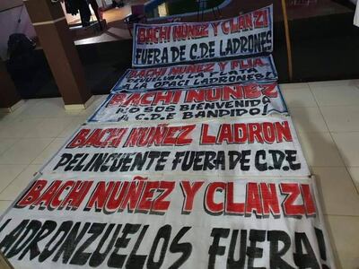 Los manifestaron publicaron desde anoche los pasacalles que exhibirán en la manifestación.