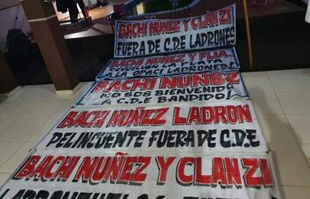 Los manifestaron publicaron desde anoche los pasacalles que exhibirán en la manifestación.
