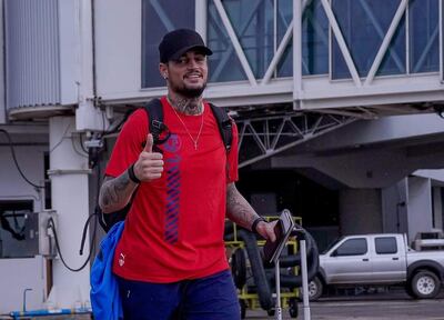 Jean Fernandes (27 años) saluda mientras va caminando para abordar el vuelo chárter que trasladó al plantel azulgrana a Brasil.