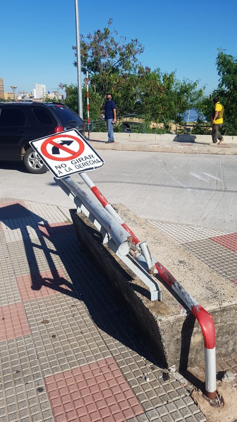 El vehículo pasó por encima de carteles y bancos de cemento, donde afortunadamente no había personas.