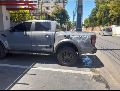 En Venezuela entre Castelar y San Salvador, de Asunción, una empresa habilitó espacios de estacionamiento en plena vereda. El peatón no tiene espacio para caminar.