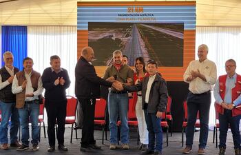 Acto de inauguración de la Línea Norte, en la foto se estrechan las manos los intendentes de Loma Plata Ernst Giesbrecht y Filadelfia Claudelino Rodas.