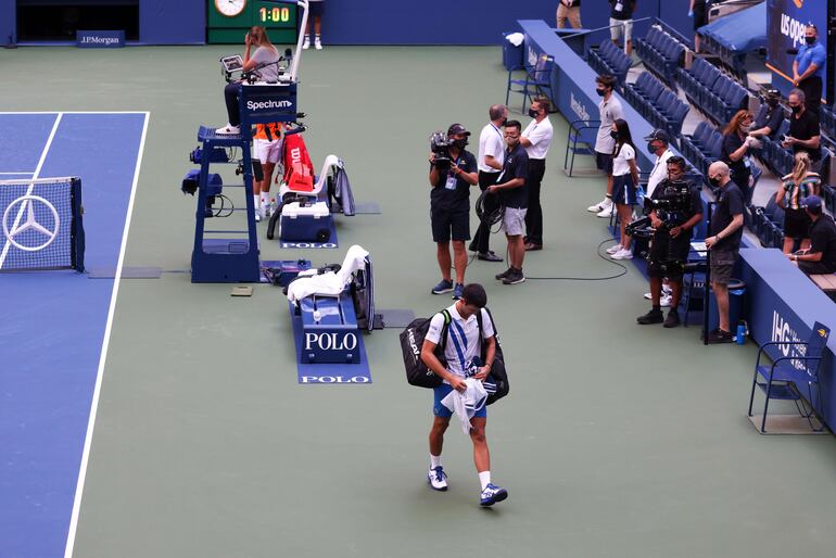 Novak Djokovic fue descalificado del US Open por un pelotazo a una jueza de línea durante el partido de octavos de final.