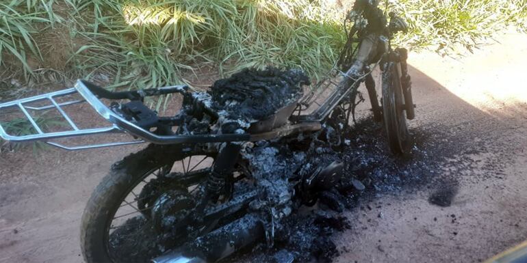 La moto aparentemente usada por el sicario fue hallada quemada ayer en Yby Yaú.