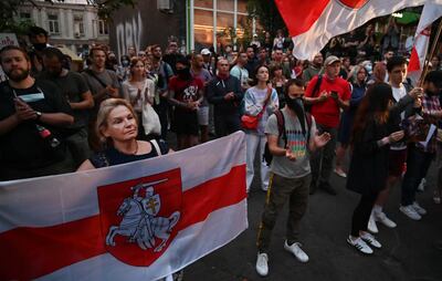 Manifestantes protestan contra el resultado de las elecciones frente a la embajada de Bielorrusia en Kiev, Ucrania.