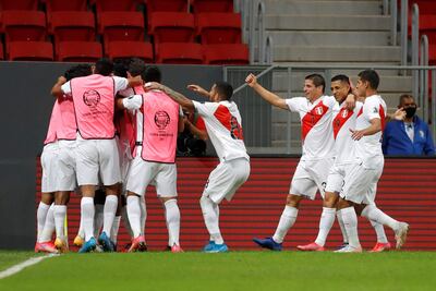 Jugadores de Perú celebran un gol de André Carrillo en un partido del grupo B de la Copa América entre Venezuela y Perú en el estadio Mané Garrincha en Brasilia (Brasil).