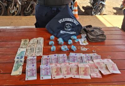 Los intervinientes incautaron las drogas, el dinero y las joyas como evidencia.