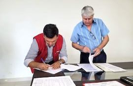 Amado Díaz Verón firma el acta de recepción de la administración del Consejo Local de Salud