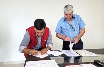 Amado Díaz Verón firma el acta de recepción de la administración del Consejo Local de Salud