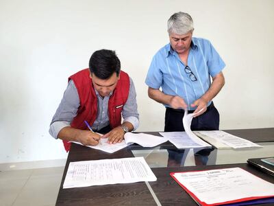 Amado Díaz Verón firma el acta de recepción de la administración del Consejo Local de Salud