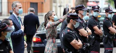 Vestido de estilo sencillo en tela de fondo gris y estampas de flores de gran tamaño para Letizia.
