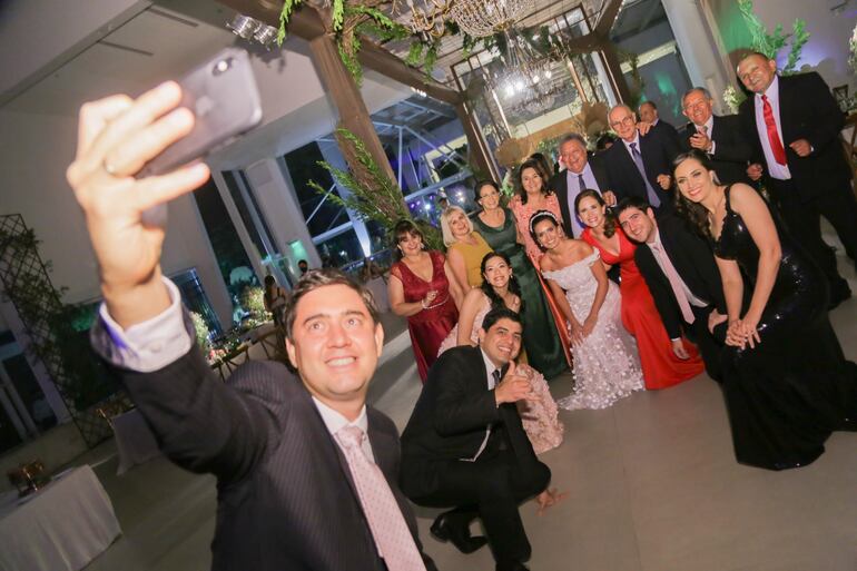 Una selfie para el recuerdo con la novia con sus amigos y familiares.