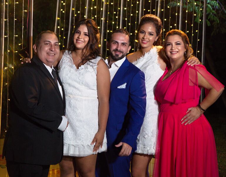 Las quinceañeras junto a sus padres Julio León y Viviana Jara de León y su hermano Miguel Antonio León.