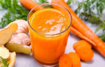 Jugo de zanahoria, manzana y jengibre ideal para depurar el organismo.