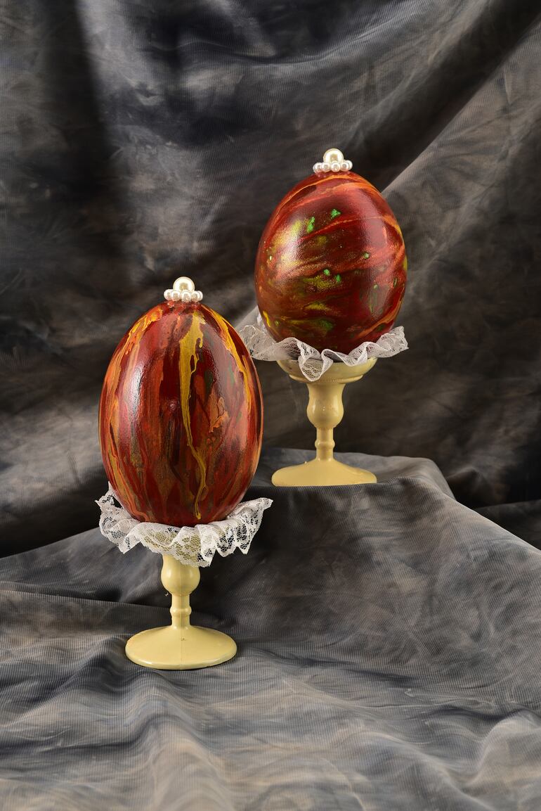 Huevos de pascuas pintados por Roland Peters. Estas corresponden a huevos de avestruz.