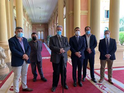 Los representantes del gremio de la producción y autoridades del Ejecutivo.