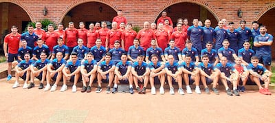 Futbolistas, integrantes del cuerpo técnico y del staff, posando en el establecimiento Vista Serrana antes del retorno a Asunción.