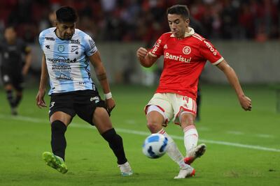 Carlos de Pena y Richard Salinas en plena disputa por la posesión del balón