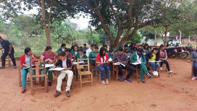 Alumnos de un colegio nacional de San Pedro dan clases bajo árboles porque sus aulas son peligrosas.