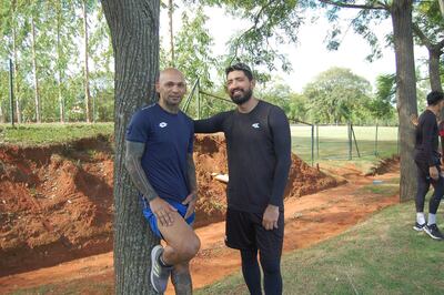 Dionicio “Loco” Pérez Mambreani y Tobías Vargas, antes del inicio del entrenamiento del “24”, en Capiatá. Foto: Ireneo Mora