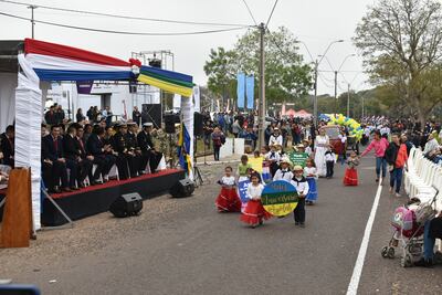 Niños y jóvenes desfilaron por el aniversario de Ayolas.