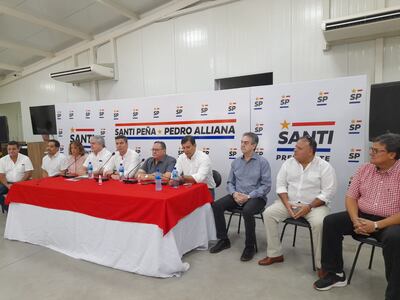 Santiago Peña, rodeado de sus colaboradores, durante la conferencia de prensa.