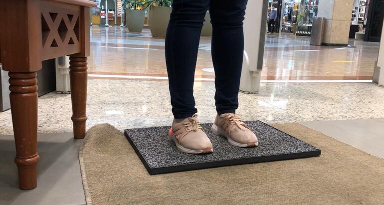 Los locales tienen alfombras desinfectantes para los zapatos de los clientes. 