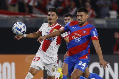 Juan Patiño (d) anotó el gol de la victoria de Cerro Porteño en Chile