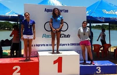 Aracely Araújo Espínola (c) se quedó con el primer lugar en la categoría 16-17 años, en 5k.