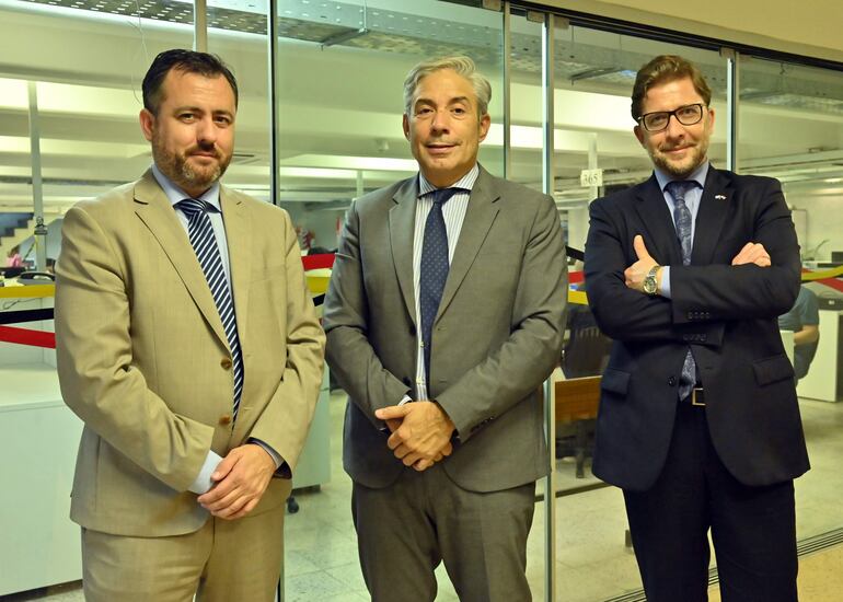 Héctor E. Goñi, director de Relaciones Internacionales y Cooperación de la ANEP (izq); Robert Silva García, presidente de la ANEP, y Fernando Sandin Tusso, embajador de la República Oriental del Uruguay.