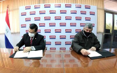 El presidente de la ANDE, Ing. Félix Sosa y el intendente de Guarambaré, Dr. José Vallejos.