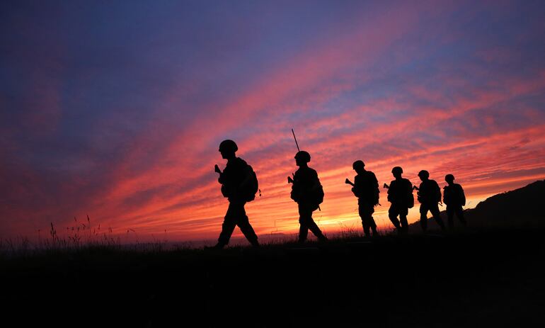 Soldados surcoreanos patrullan la isla de Yeonpyeong, cerca del la "línea de límite" marítima que separa las aguas de las dos Coreas.