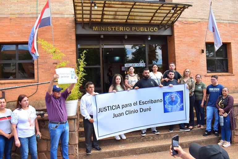 Familiares y amigos del escribano Clinio Duré se manifestaron frente a la Fiscalía de Villarrica.