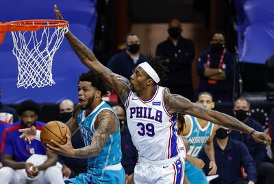 Miles Bridges de los Hornets frente a Dwight Howard de los líderes del Este, Philadelphia 76ers.