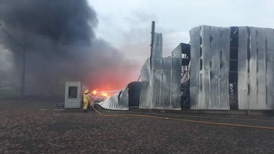 La fábrica quedó completamente destruida por el voraz incendio que se inició poco antes de las 05:00 de este sábado.