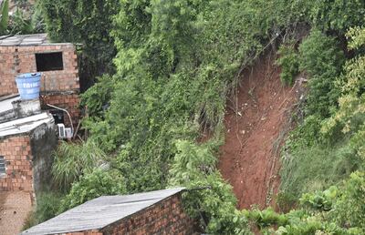 Varias casas situadas en la zona del mirador Punta Karapã fueron afectadas por derrumbes.