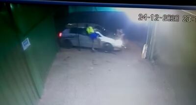 Un video de circuito cerrado captó el momento en los jóvenes y el bebé era atropellados.