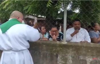 El sacerdote ofrece la comunión a los feligreses que siguieron la misa en la calle. El secretario de Estado de Estados Unidos, Antony Blinken, denunció este lunes las persecuciones contra sacerdotes católicos por parte del Gobierno de Daniel Ortega en Nicaragua, en su informe anual sobre libertad religiosa, que también recoge abusos en China, Irán y Rusia.
