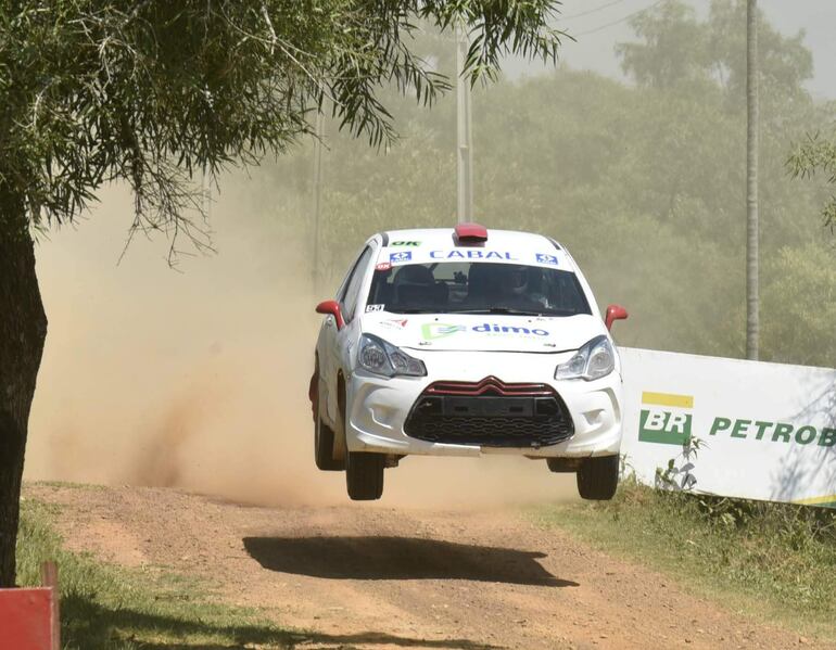 Diego Cruz y Ramiro Ayala, con el Citroen DS3 y ganadores del último Rally de Carapeguá en la F2