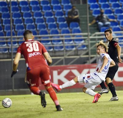Tacuara Cardozo define con la pierna menos hábil, la derecha, para el tercer gol de Libertad ante la marca de Walter Clar y la desesperación del arquero Santiago Rojas. El juvenil Julio Enciso y Pedro Delvalle anotaron los otros tantos para el Gumarelo.