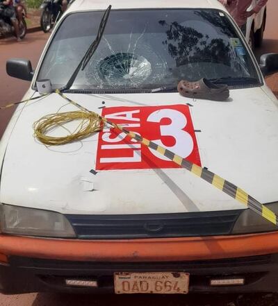 El automóvil que protagonizó el accidente fatal quedó con daños materiales en el capó y parabrisas.