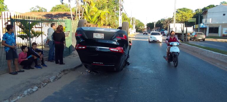 Pese al aparatoso vuelco, el conductor logró salir del rodado y llamar a los bomberos.