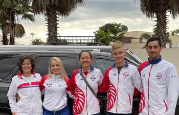 De izq. a der. Silvia Rodas (30 años), Rita Borges (27), Sara Torres (31), Vinicius Bortoloso (15) y Lucas Bogado (27), parte del team Paraguay que está en Brasil.