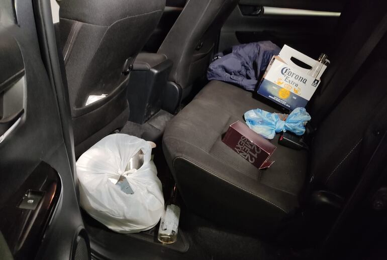 Dentro de la camioneta se encontraron botellas vacías de cerveza.