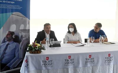 Imanol Pérez y Diego García, en representación de Air Europa, junto a la ministra de Turismo, Sofía Montiel de Afara (medio).