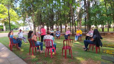 Los docentes se reúnen al aire libre para evitar la aglomeración en espacio cerrado.