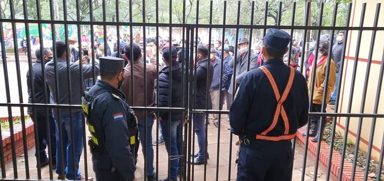 En el Centro Regional de Educación los portones permanecieron cerrados hasta cerca de las 08:00.